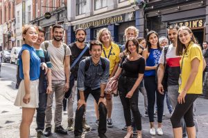 CES Dublin Students studenti internazionali davanti alla scuola CES di Dublino