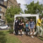 studenti internazionali davanti alla scuola CES di Harrogate