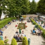 Area relax all'aperto della scuola st. Giles di Eastbourne