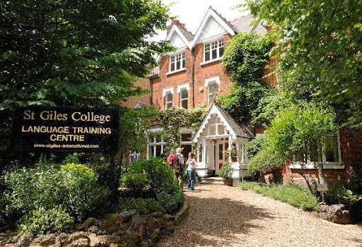 London Highgate front entrance Ingresso della scuola St. Giles di London Highgate