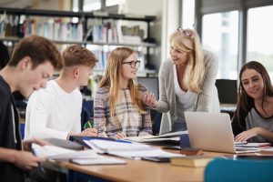 Classe di studenti delle superiori durante una delle ore di inglese a Monte Baldo