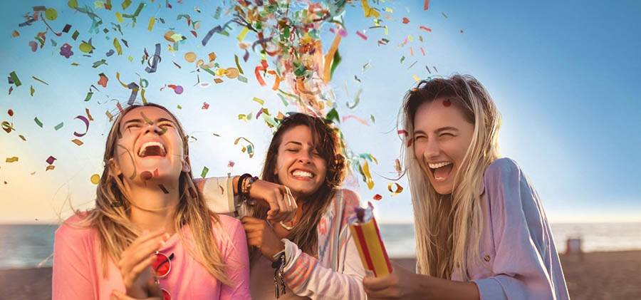 Ragazze delle superiori festeggiano sulla spiaggia durante una delle serate proposte dai programmi Estate INPSieme all'estero