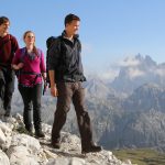TEEN ITALIA INPS Ragazza intenti in un trekking tra i monti del trentino, parte della proposta Teens in Italiate il programma Adventure