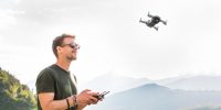 Un drone viene fatto volare da uno dei partecipanti al Volterra technology academy