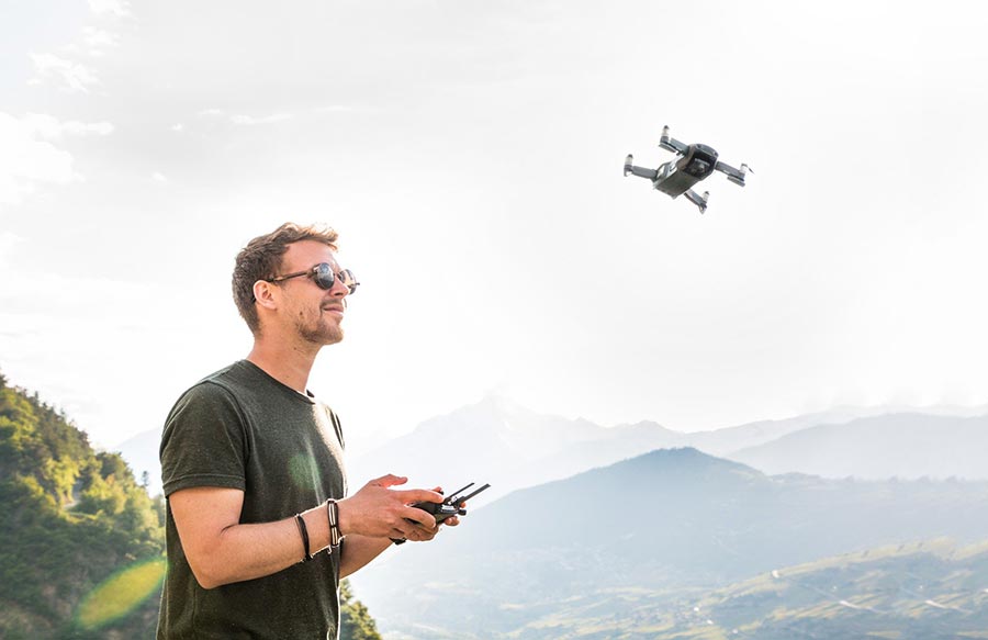 volterra-teens-droni Un drone viene fatto volare da uno dei partecipanti al Volterra technology academy