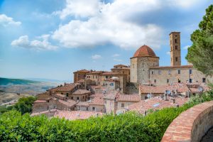 foto panoramica del borgo di Volterra con vista sulle colline toscane