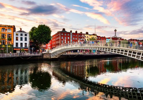Ha Penny Bridge - Dublino Dublin, Ireland. Night view of famous illuminated Ha Penny Bridge in Dublin, Ireland at sunset