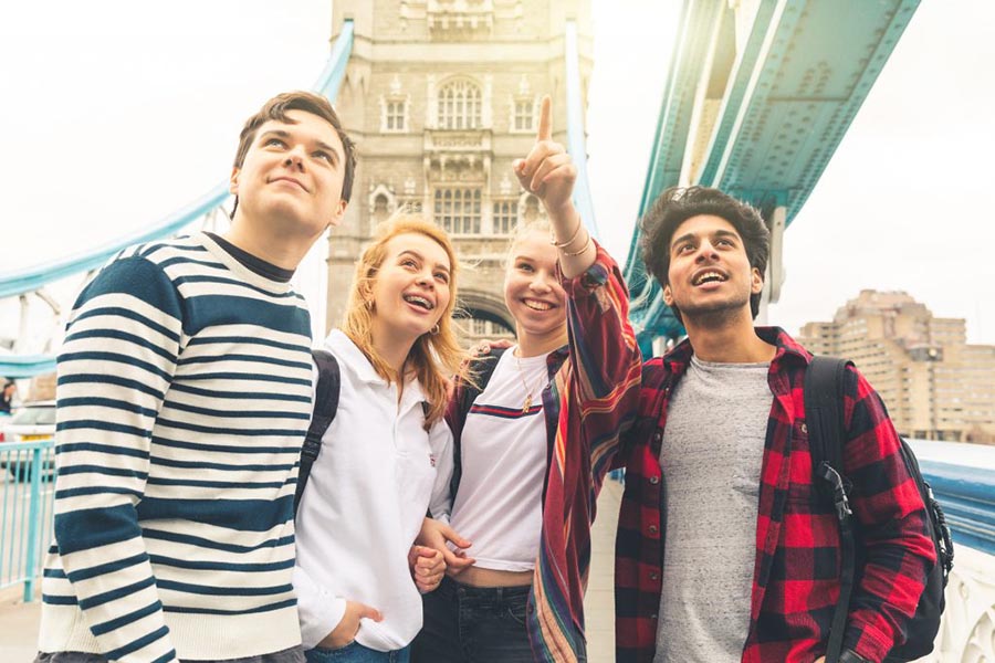 studenti a Tower Bridge Londra