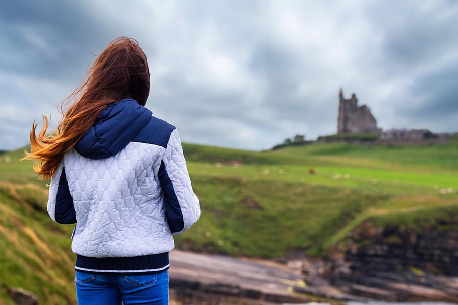 ragazza che guarda ammira un castello
