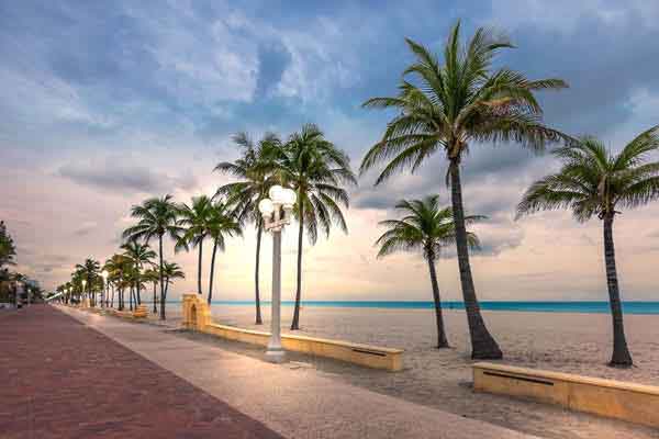 conosciuta per le sue acque turchesi, la sabbia dorata e una lunga passeggiata pedonale chiamata Hollywood Beach Boardwalk, affollata di negozi, ristoranti e bar