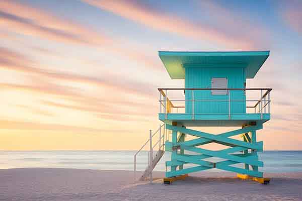 Potrai passeggiare tra gli storici palazzi dell’Art Decò District, rivivere l’atmosfera spagnola in Española Way, fare shopping sui tantissimi negozi di Lincoln Road, stupirsi della stravaganza di Ocean Drivee divertirsi sulla magnifica spiaggia di South Beach.