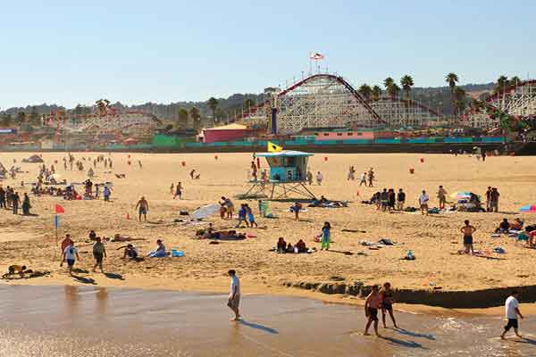 Una giornata tra spiaggia e divertimento! Santa Cruz è famosa oltre che per la sua Boardwalk, un lungomare storico con un bellissimo parco divertimenti vintage, anche per essere un rinomato sport per il surf!