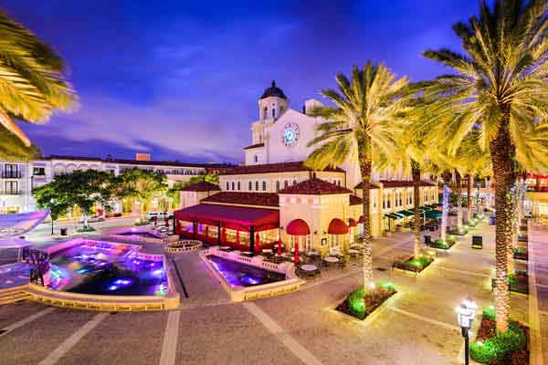 Città cosmopolita nel sud della Florida, nota per il vivace e raffinato centro con ristoranti, bar, gallerie e negozi.