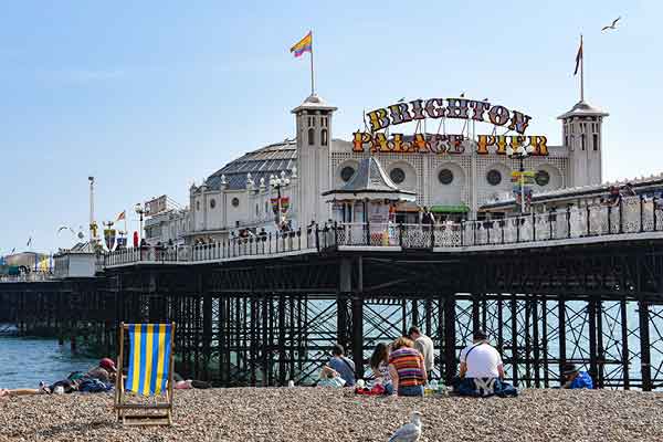 Brighton Royal Pavillion, SEA LIFE Brighton, Seven Sisters, Chichester saranno il set di questo viaggio alla scoperta di Brighton