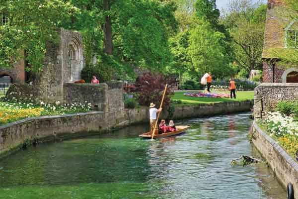 Canterbury Cathedral, St. Augustine’s Abbey, le white cliffs di Dover saranno il set di questo viaggio alla scoperta di Canterbury