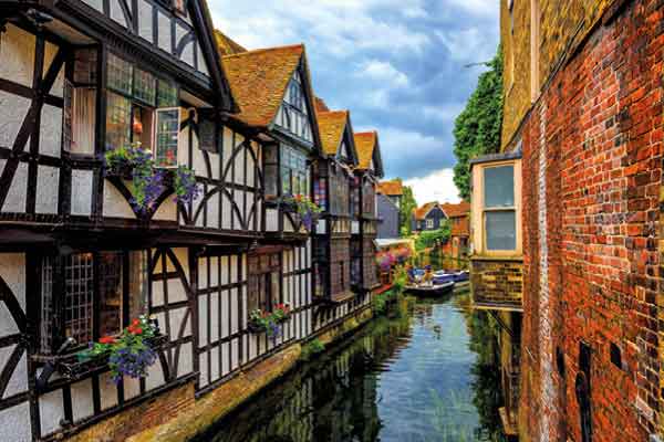 Canterbury Cathedral, St. Augustine’s Abbey, le white cliffs di Dover saranno il set di questo viaggio alla scoperta di Canterbury