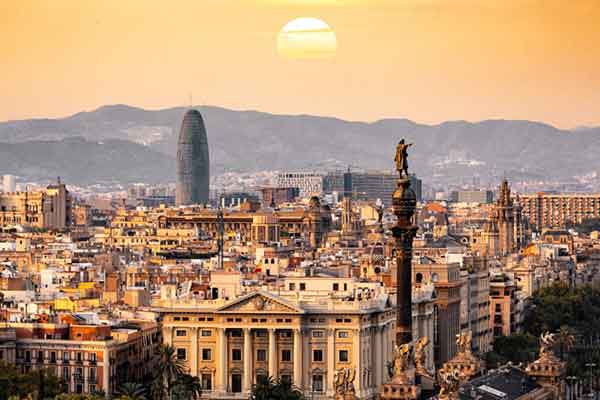 Parc Güell, Quartiere Gotico, Giardini e Palazzo di Pedralbes, Ramblas e Mercato della Boqueria saranno il set di questo viaggio alla scoperta di Barcellona