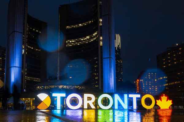 Toronto Island Park, Art Gallery Ontario, Royal Ontario Museum, Hockey Hall of Fame, Ripley’s Acquarium saranno il set di questo viaggio alla scoperta di Toronto