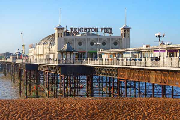 Brighton, situata sulla bellissima costa meridionale, è una delle città di mare più famose e turistiche dell’Inghilterra ed è il luogo ideale per l’estate, molto amata dagli studenti internazionali.