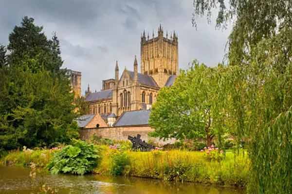Canterbury è un’antica città, famosa per la sua cattedrale e per la ricca storia di pellegrinaggi, immortalata nell’immaginario collettivo da “The Canterbury Tales”.