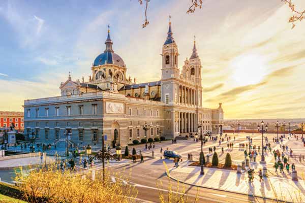 Madrid è la perfetta fusione di arte, storia e divertimento. Scoprila in Vacanza studio con noi!