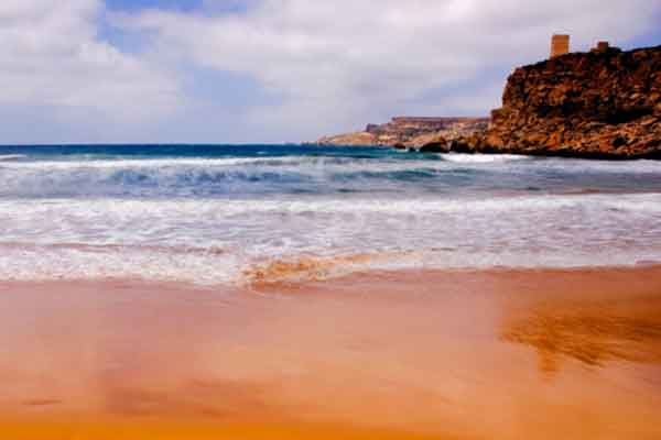 Pretty Bay Beach, Birgu Guided Tour, Mellieha Bay, Ghajn Tuffieha Beach, Valletta saranno il set di questo viaggio alla scoperta di Malta
