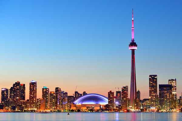 Toronto Island Park, Art Gallery Ontario, Royal Ontario Museum, Hockey Hall of Fame, Ripley’s Acquarium saranno il set di questo viaggio alla scoperta di Toronto