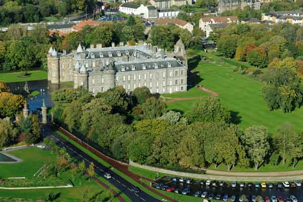 Glasgow, St. Andrews & Dundee, Royal Botanic Gardens, National Museum of Scotland, Holyrood Palace saranno il set di questo viaggio alla scoperta di Edimburgo
