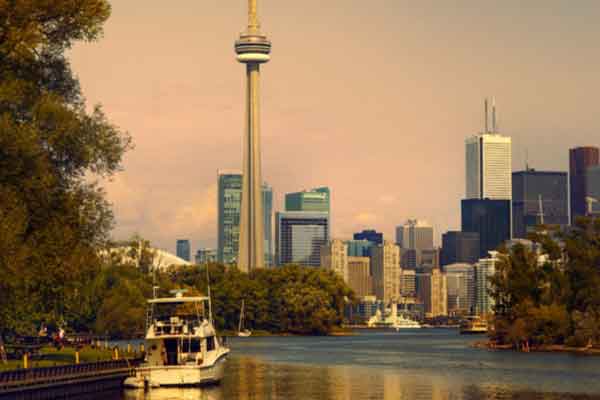 Toronto Island Park, Art Gallery Ontario, Royal Ontario Museum, Hockey Hall of Fame, Ripley’s Acquarium saranno il set di questo viaggio alla scoperta di Toronto