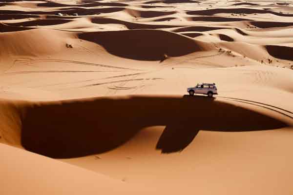 The Frame, Heritage Village, Jeep Safari, Dubai Mall, Souk Medinat, Abu Dhabi, Ferrari World, The Palm, Yacht Party saranno il set di questo viaggio alla scoperta di Dubai