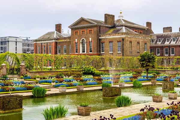 Kensington Palace, Kew Palace & Gardens, Thames River Cruise, London Eye, cena all’Hard Rock Café saranno il set di questo viaggio alla scoperta di Londra