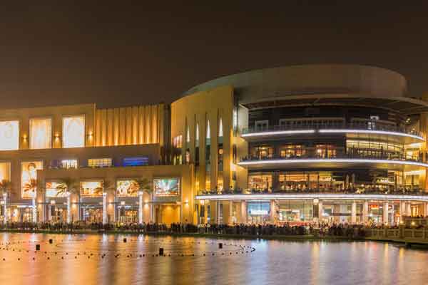 The Frame, Heritage Village, Jeep Safari, Dubai Mall, Souk Medinat, Abu Dhabi, Ferrari World, The Palm, Yacht Party saranno il set di questo viaggio alla scoperta di Dubai