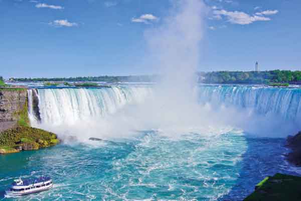 Toronto Island Park, Art Gallery Ontario, Royal Ontario Museum, Hockey Hall of Fame, Ripley’s Acquarium saranno il set di questo viaggio alla scoperta di Toronto
