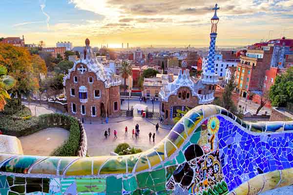Parc Güell, Quartiere Gotico, Giardini e Palazzo di Pedralbes, Ramblas e Mercato della Boqueria saranno il set di questo viaggio alla scoperta di Barcellona