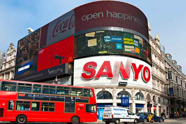 Piccadilly: il cuore pulsante di Londra tra piazze iconiche, luci scintillanti e lo shopping più esclusivo.