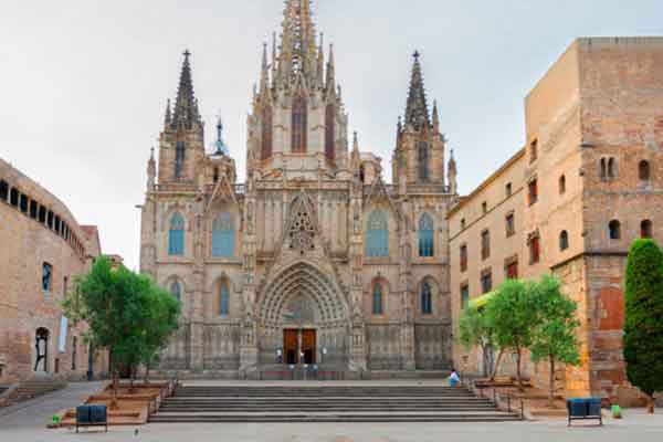 Parc Güell, Quartiere Gotico, Giardini e Palazzo di Pedralbes, Ramblas e Mercato della Boqueria saranno il set di questo viaggio alla scoperta di Barcellona