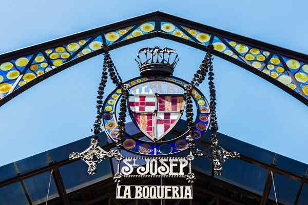 Parc Güell, Quartiere Gotico, Giardini e Palazzo di Pedralbes, Ramblas e Mercato della Boqueria saranno il set di questo viaggio alla scoperta di Barcellona