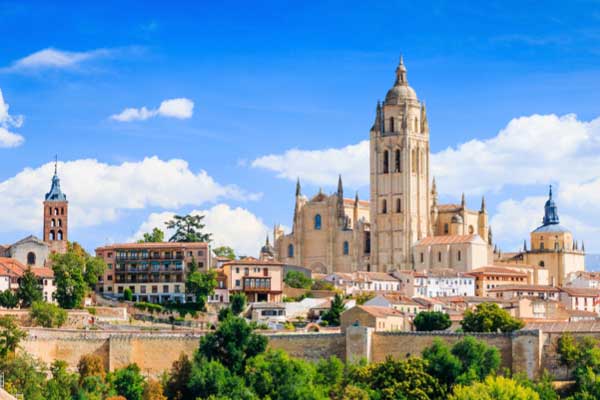 Segovia, Parque de Attraciones, Toledo saranno il set di questo viaggio alla scoperta di Madrid