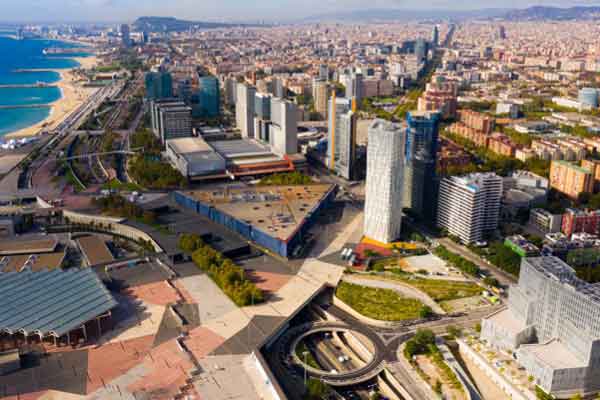Parc Güell, Quartiere Gotico, Giardini e Palazzo di Pedralbes, Ramblas e Mercato della Boqueria saranno il set di questo viaggio alla scoperta di Barcellona