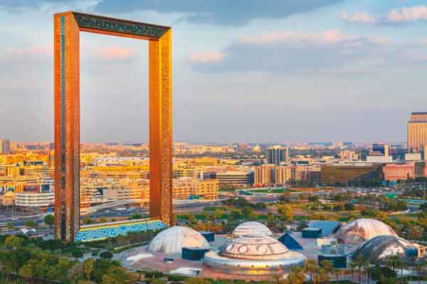The Frame, Heritage Village, Jeep Safari, Dubai Mall, Souk Medinat, Abu Dhabi, Ferrari World, The Palm, Yacht Party saranno il set di questo viaggio alla scoperta di Dubai