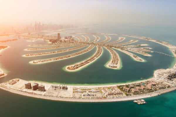 The Frame, Heritage Village, Jeep Safari, Dubai Mall, Souk Medinat, Abu Dhabi, Ferrari World, The Palm, Yacht Party saranno il set di questo viaggio alla scoperta di Dubai