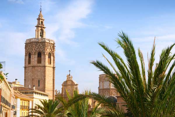 Città delle Arti e delle Scienze, Alicante, Peniscola, Parco acquatico saranno il set di questo viaggio alla scoperta di Valencia