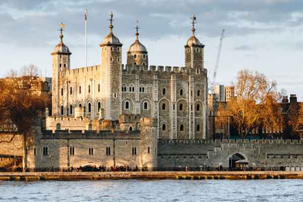Storia e maestosità sul Tamigi, con il leggendario Tower Bridge e la Torre di Londra, custode dei Gioielli della Corona.
