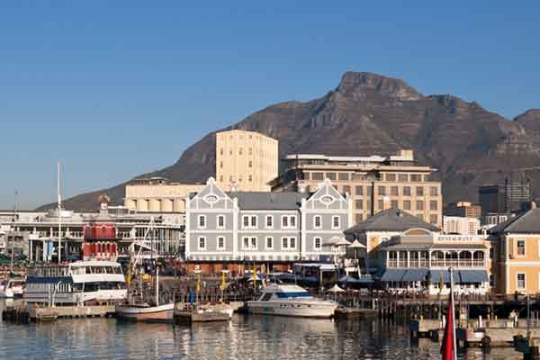 Peninsula tour, City Storytelling walk, Robben Island, District Six Museum, Langa, Seal Island, Table Mountain saranno il set di questo viaggio alla scoperta di Cape Town