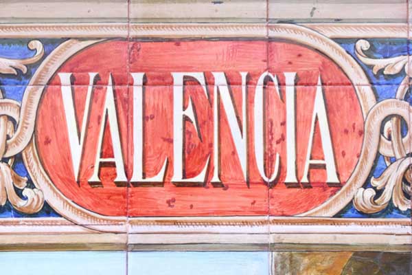 Città delle Arti e delle Scienze, Alicante, Peniscola, Parco acquatico saranno il set di questo viaggio alla scoperta di Valencia