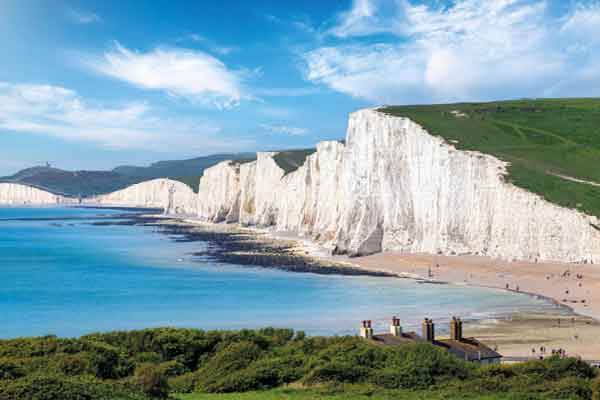 Canterbury Cathedral, St. Augustine’s Abbey, le white cliffs di Dover saranno il set di questo viaggio alla scoperta di Canterbury