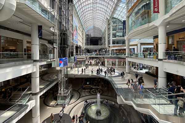 Eaton Center: l’attrazione turistica numero uno con le sue oltre 250 boutique dei migliori brand.