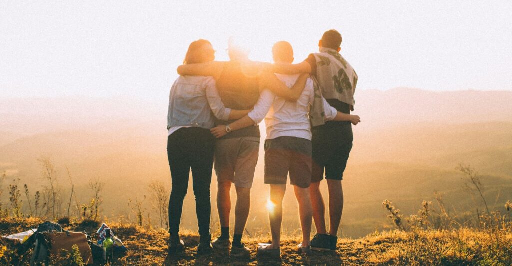 Partire per una vacanza studio è un’esperienza emozionante, uno degli aspetti più belli e anche più temuti è fare nuove amicizie. Ecco 4 tecniche semplici ma efficaci per socializzare fin dai primi giorni.