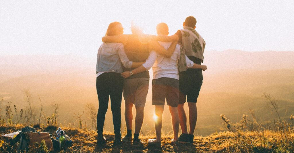 Partire per una vacanza studio è un’esperienza emozionante, uno degli aspetti più belli e anche più temuti è fare nuove amicizie. Ecco 4 tecniche semplici ma efficaci per socializzare fin dai primi giorni.