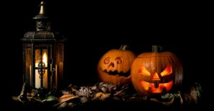 Scopri le origini e le tradizioni di Halloween, la festa più iconica degli Stati Uniti: un viaggio tra antiche leggende celtiche e colorate celebrazioni americane.